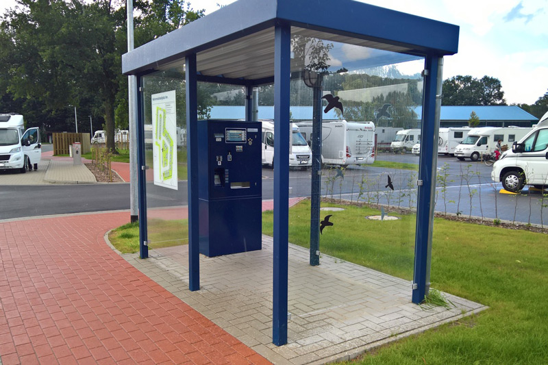 Check-In-Out-Terminal mit Überdachung